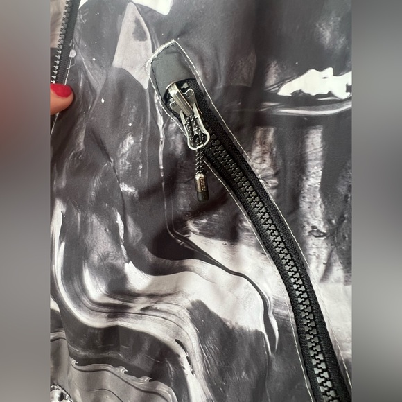 Lululemon light running jacket XS - Picture 8 of 10